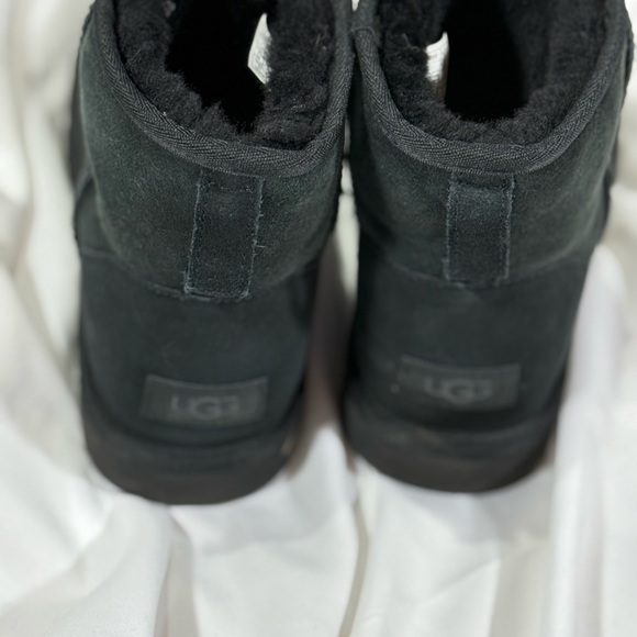 UGG - Picture 2 of 10